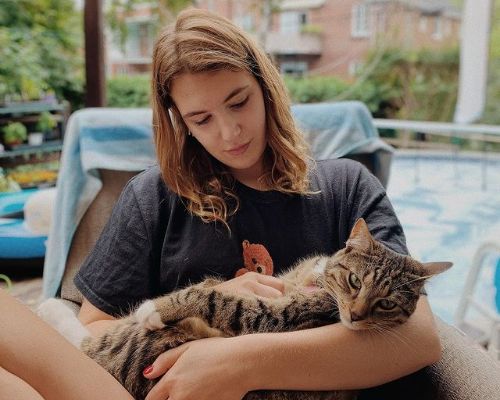  Sophie Nélisse playing with her pet cat